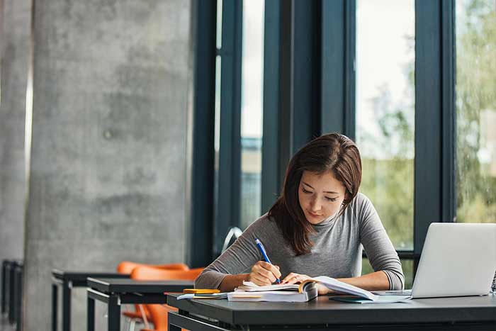 دانشگاه جهان در حال درس خوندن