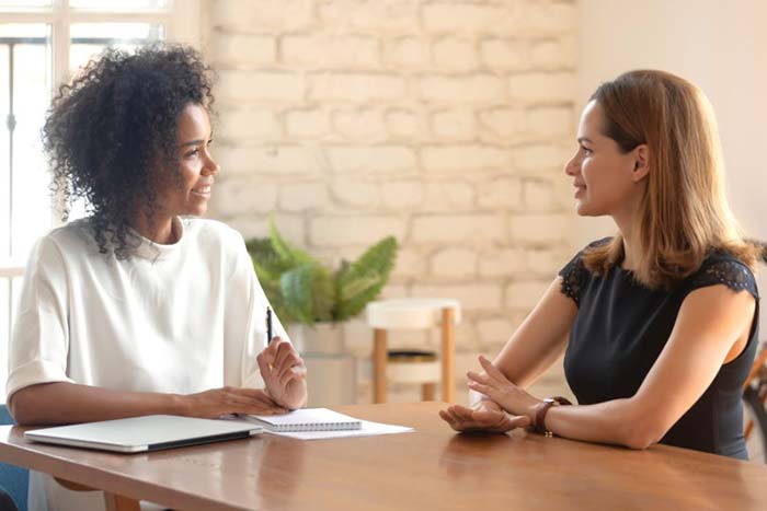 14 تفاوت مصاحبه حضوری و تلفنی (و ترفندهای فوق کاربردی)